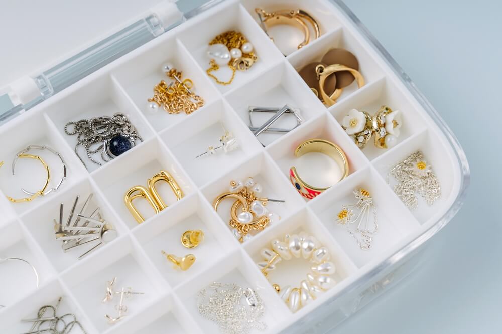 bijoux rangés dans une boîte