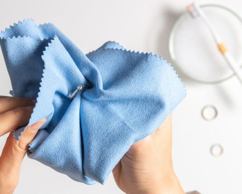 comment-nettoyer-des-bijoux-en-or-brosse